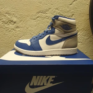 Air jordan retro high og "true blue" - Väldigt bekväma skor funkar till de flesta kläderna🔥
