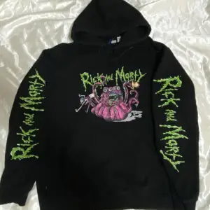 Rick & morty hoodie i storlek L, lite bränn hål på sig därav pris