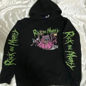 Rick & morty hoodie - Rick & morty hoodie i storlek L, lite bränn hål på sig därav pris