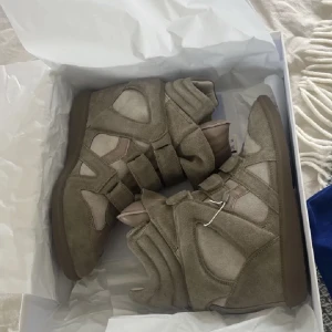 Isabel Marant sneakers  - !bild lånad! Säljer mina Isabel marant sneakers då de inte längre kommer till användning längre, de är i mycket bra skick och finns inga defekter. Nypris är 5900kr säljer för 2000kr eller 1600kr vid snabb affär! Skriv privat vid intresse!💗