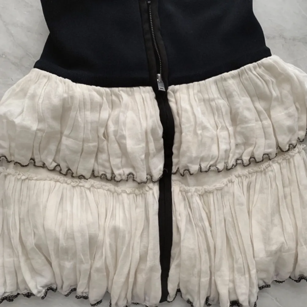 Super snygg isabel marant kjol i nyskick. Köpt från deras egna hemsida för 4000kr. Använt fåtalgånher. Storlek XS/S.. Kjolar.