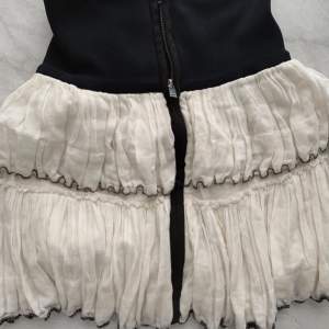 Super snygg isabel marant kjol i nyskick. Köpt från deras egna hemsida för 4000kr. Använt fåtalgånher. Storlek XS/S.