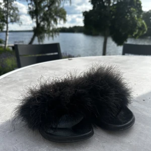 FLUFFTOFFLOR - Jättefina flufftofflor i storlek 39, men passar mig som har 38, knappt använda