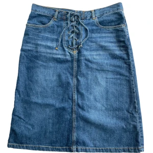 Vintage Lace Up Skirt - Supersnygg vintage midi jeanskjol med snörning!💕 Storlek Eu 40 / M-L! MÅTT: Midja-84cm Längd-63cm Jag är 170cm lång, håller inne den i midjan på bilden!💋 i perfekt skick!