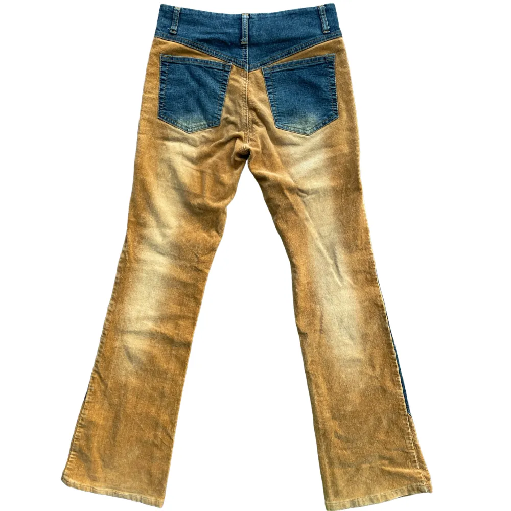 Supersnygga unika lågmidjade bootcut vintage jeans med manchester inlägg och öljetter!💋Storlek S! MÅTT: Midja-66cm Innerbensmått-77cm Jag är 170cm lång! I perfekt skick!💋. Jeans & Byxor.