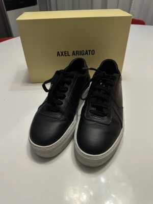 Axel Arigato - Clean 90 sneakers st 38 i mycket bra skick. Nypris 2500kr