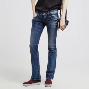 Ltb jeans - Säljer ett par lågmidjade ltb jeans i modellen valerie med bootcut. Säljes då jag tycker att jag inte riktigt passar i färgen och ör i väldigt fint skick. Köpta för 550 och säljes för 320+eventuellt frakt, pris kan diskuteras :)