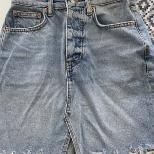 Jeanskjol - Jeanskjol från ginatricot. Kommer inte till användning. Storlek 32-34 medelhög midja. Skriv för fler bilder 💕