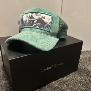 Emiliopendenza keps - Säljer en emiliopendenza keps i färgen grön | Cond: 9,5/10 testat ett fåtal gånger | Vårt pris 249kr men är diskuterbart |