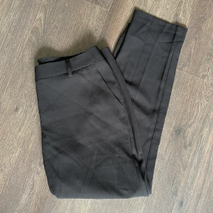 Kostymbyxor  - Helt oanvända kostymbyxor från Kiomi.   Rensar ur min garderob från en hel del oanvända kläder🌼 Kika och se om du ser något mer i min profil som du gillar så skickar jag med det till dig också!😊 Fler kläder kommer! 