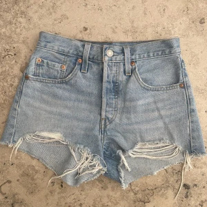 Levis shorts - Jag säljer dessa populära jeansshortsen från Levis eftersom d tyvär är för små. Dom  är endast använda ett fåtal gånger och sitter på som ett par 34:or.