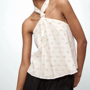 Zara topp - Säljer denna sjukt fina toppen ifrån zara då den är för stor för mig!! 💗