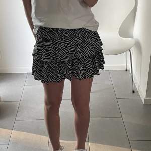 Söt kjol från Gina Tricot. Kjolen är endast använd en gång. Köparen står för frakten, hör av dig vid intresse eller frågor☺️💕