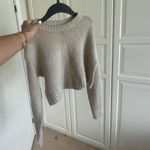 Stickad tröja - En söt kort stickad tröja