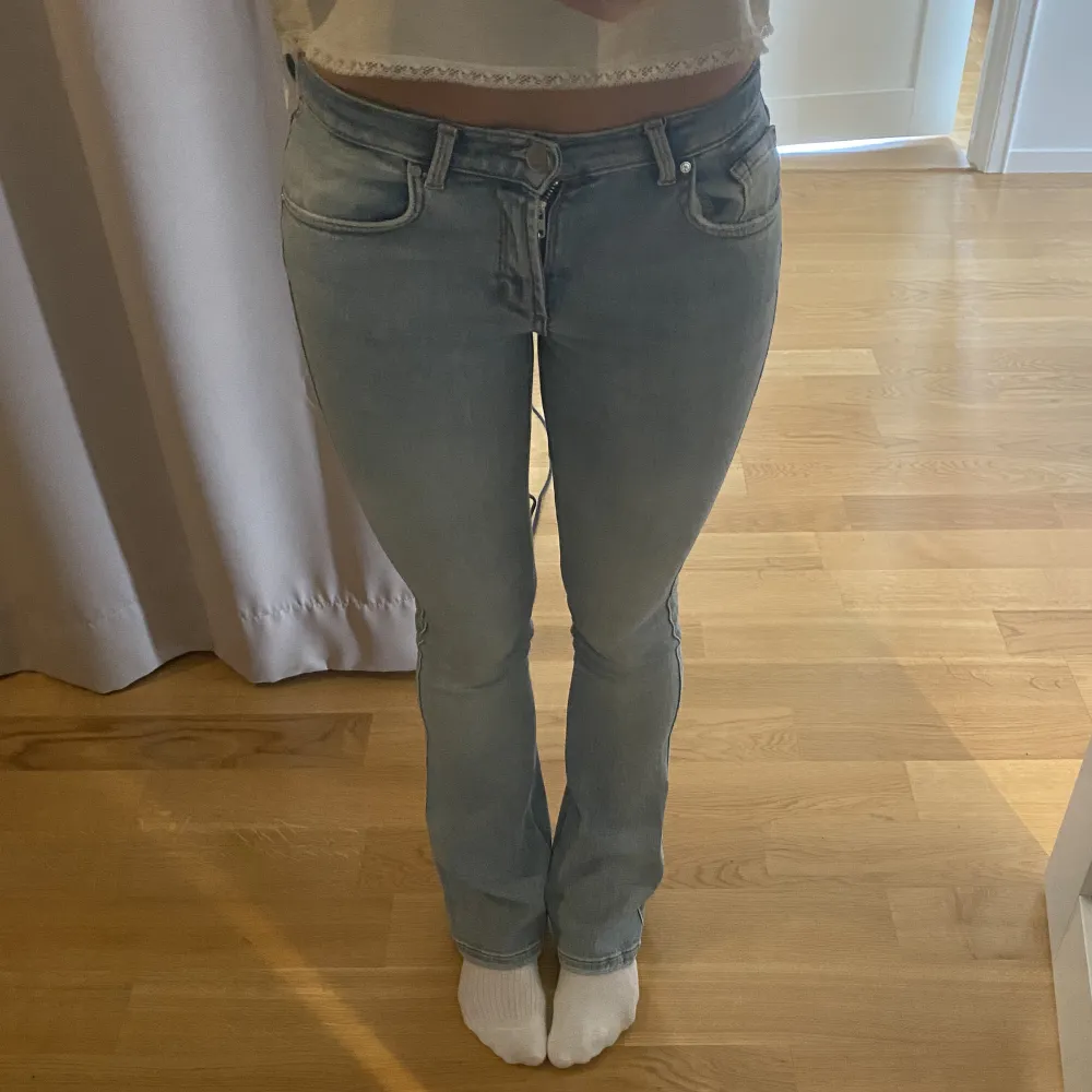Lågmidjade jeans från ginatricot. Storlek xs, bra i längden för mig som är 167💗 . Jeans & Byxor.