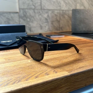 D&G Solglas - Säljer ett par D&G som kommer med all OG. Bra skick, netta, logga längst bak. Nypris 3800kr. Har tänkt mig 1600kr för dessa! Kan mötas upp och får testas såklart. Häftigare version av chimi 04 om man jämför med sånt🙄passar normal storlek på ansikte.