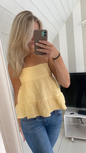 Gult zara linne - Superfint gult zara linne med fin rygg i storlek XS men skulle säga att den passar S med!💛💛💛
