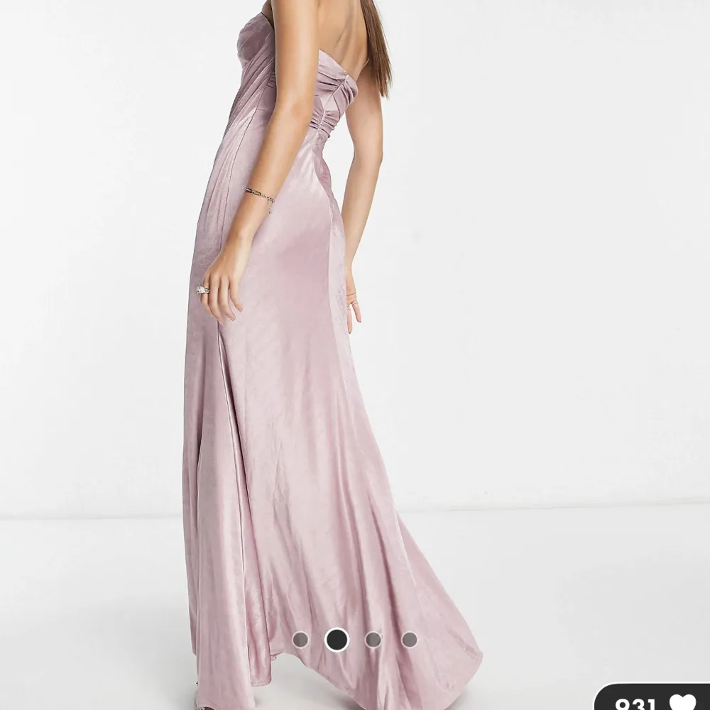 Säljer denna klänning från ASOS i storlek 34, aldrig använd💐 . Klänningar.