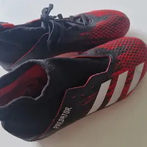 Få ggr använda Adidas fotbolls skor storlek 33