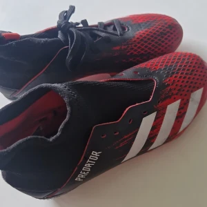 Fotbollsskor - Få ggr använda Adidas fotbolls skor storlek 33