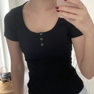 Svart topp - En fin svart topp från Anna Field. Har knappt används. Köparen står för frakt, skriv om ni är intresserade eller har frågor💗