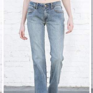 Säljer mina brandy Melville jeans i storlek S. Jag är cirka 165 och dem är lite långa på mig. 🤍