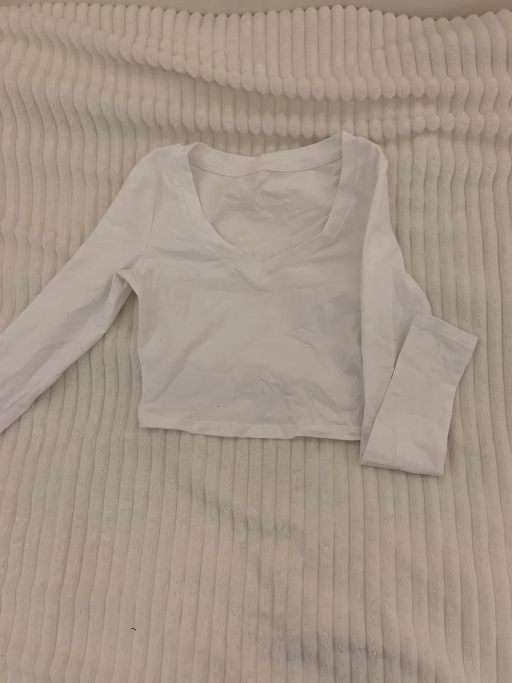 Basic vit cropped tröja med inga fläckar eller hål.. Toppar.
