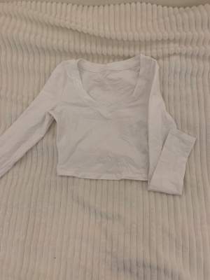Basic vit cropped tröja med inga fläckar eller hål.