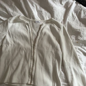 Trekvartsärmad tröja - Superfin trekvartärmad kofta från Filippa K! Använd ett fåtal gånger och är i bra skick.