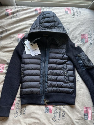Äkta Moncler cardigan! - Äkta Moncler cardigan säljer för 6500 kvitto och lappar medföljer!   Ops! Ändats serösa köpare. 