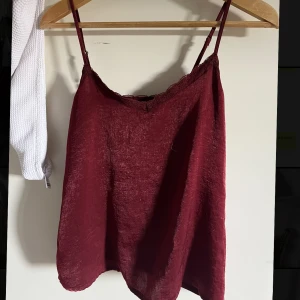 Rött linne - Sååå fin vinröd topp från hollister. 