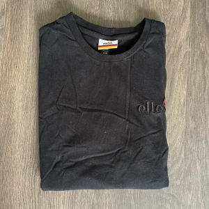 T-shirt  - T-shirt från Ellesse.   Rensar ur min garderob just nu🌼 Kika och se om du ser något mer i min profil som du gillar så skickar jag med det till dig också!😊 Fler kläder kommer! 