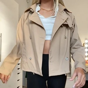 Beige trench jacka  - Beige trench jacka. Kan mötas upp i Jönköping eller Vaggeryd annars tillkommer fraktkostnad 🤍