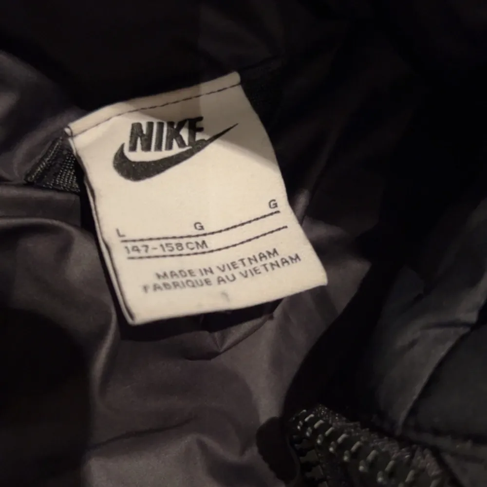 Nike jacka som har blivit använt 2 ggr. Perfekt t hösten eller vintern men mest vintern! Inga defekter! Det är L i barnstorlek men passar xs-s. Köpt för 1200kr. Jackor.