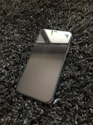 iPhone 11 - Jag säljer en svart iPhone 11 • 64GB • 81% batteri hälsa • iOS - 16.6 Den funkar som den ska, inget fel på skärmen. En spricka på baksidan, inget som märks. Kameralinsen är borta men inget som störs vad jag har sett. Skal medföljer såklart. Laddare och ka