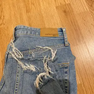 Ett par jeans från Gina! Kommer inte till användning då de inte är min stil och för stora! 