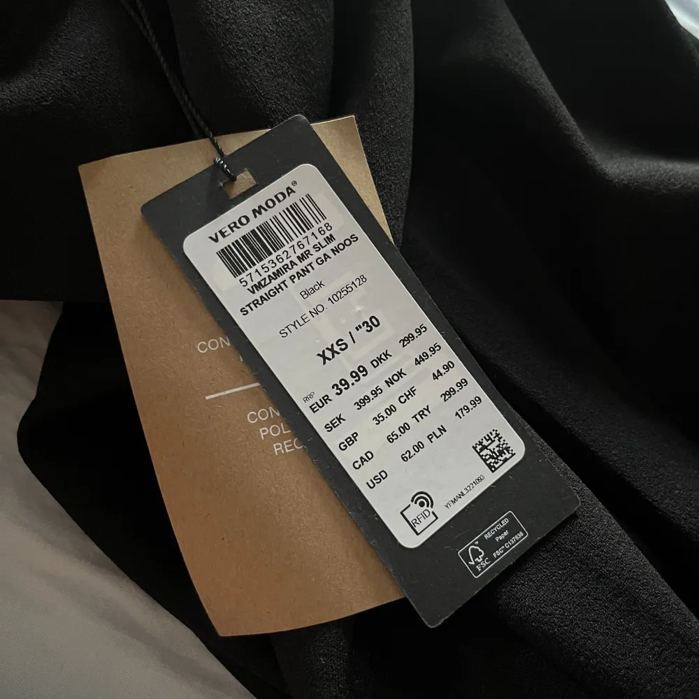 Helt oanvända kostymbyxor med lappen kvar! (Glömde lämna tillbaka) Nypris 400 säljer för 290+frakt💗. Jeans & Byxor.