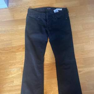 Säljer dessa svarta jeans med fina detaljer ifrån guess. De är lågmidjade. Säljer då de inte används. 