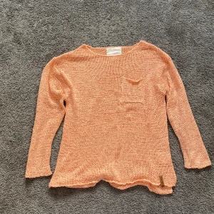 stickad tröja - jättefin tröja som egentligen är till för barn men funkar utmärk att använda ändå och sitter inte alls tajt 