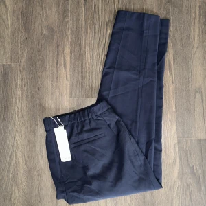 Kostymbyxor  - Helt nya och oanvända kostymbyxor från Esprit med prislapp på.   Rensar ur min garderob från en hel del oanvända kläder🌼 Kika och se om du ser något mer i min profil som du gillar så skickar jag med det till dig också!😊 Fler kläder kommer! 