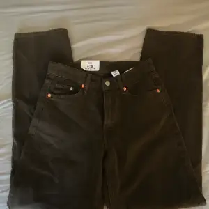Säljer dessa bruna baggy jeans från H&M i storlek 32. Står att dom är low waist men dom sitter mer dom mid waist! Aldrig använt och lappen är fortfarande kvar så dom är i mycket bra skick! Ordinarie pris=299