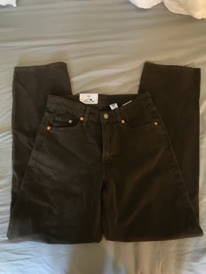Bruna baggy jeans - Säljer dessa bruna baggy jeans från H&M i storlek 32. Står att dom är low waist men dom sitter mer dom mid waist! Aldrig använt och lappen är fortfarande kvar så dom är i mycket bra skick! Ordinarie pris=299