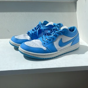 Jordan 1 Low UNC - Säljer nu mina Jordan 1 low UNC. 🦋 De är i fint skick. 8,5/10. Skickar gärna fler bilder och svarar på frågor.   Pris kan diskuteras vid snabb affär  Riktigt schyssta skor som jag tyvärr inte använder tillräckligt.   Allt gott! 😊