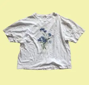 Jättegullig t-shirt med blommigt tryck av förgätmigej 