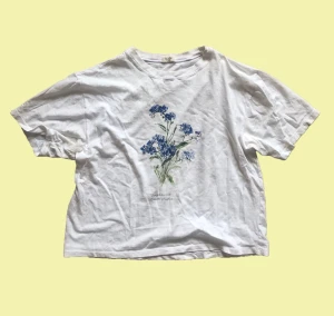 T-shirt med tryck  - Jättegullig t-shirt med blommigt tryck av förgätmigej 
