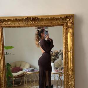 Säljer min fina bruna backless klänning från Ida Carlsson kollektion med NA-KD, använd en gång och säljer då den inte kommit till större användning! Använd endast en gång! ❤️
