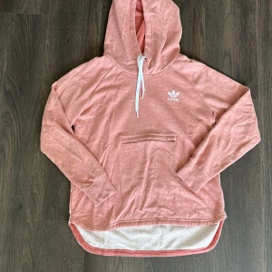 Hoodie  - Hoodie från Adidas.   Rensar ur min garderob just nu🌼 Kika och se om du ser något mer i min profil som du gillar så skickar jag med det till dig också!😊 Fler kläder kommer! 