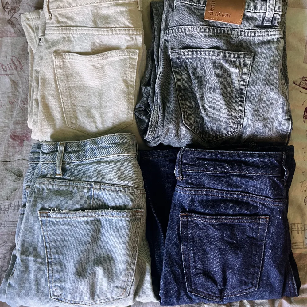 säljer dessa 4 par jeans som inte passar mig. Bara att ställa frågor eller be om bilder på hur de ser ut i helhet. Storlekarna är skrivna. Lägg gärna prisförslag på dom ( säljs såklart separat☺️). Köparen står för frakten💓. Jeans & Byxor.