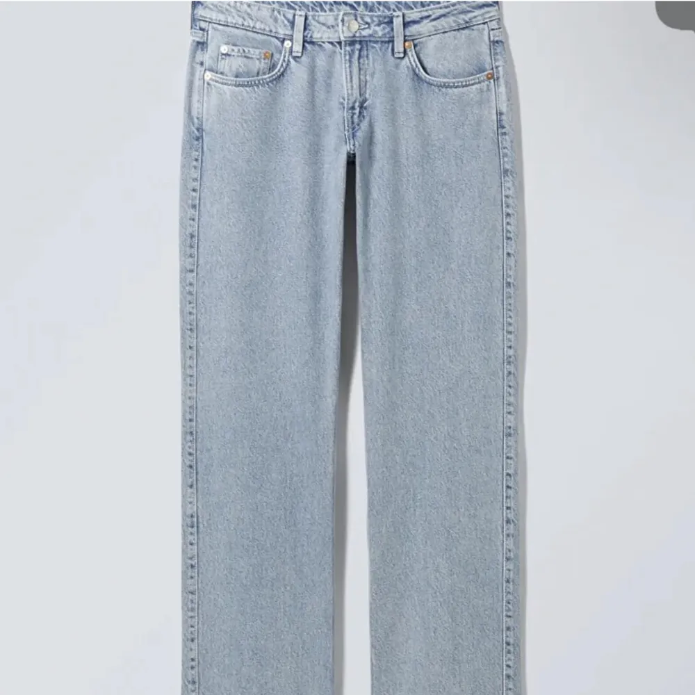 Jeans i modellen arrow från weekday, säljer även ett par svarta i storleken 25/30❤️. Jeans & Byxor.