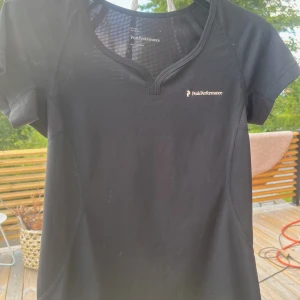 Träningströja - Jättefin tshirt ja brukade spela handboll i, men säljer då ja slutade för ett tag sen